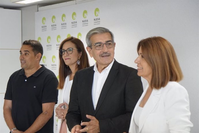 El presidente de NC-bc, Román Rodríguez, junto a Carmen Hernández y otros miembros del partido