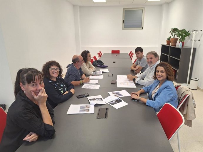 La alcaldesa de Teruel, Emma Buj, y el concejal de Infraestructuras, Juan Carlos Cruzado, durante la reunión con los vecinos de La Florida.