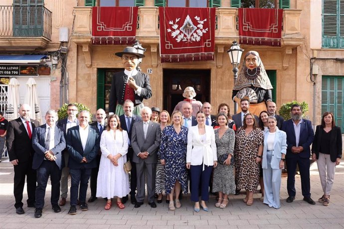 La presidenta del Govern, Marga Prohens, inaugura y visita la XLIV Mostra Llucmajorera