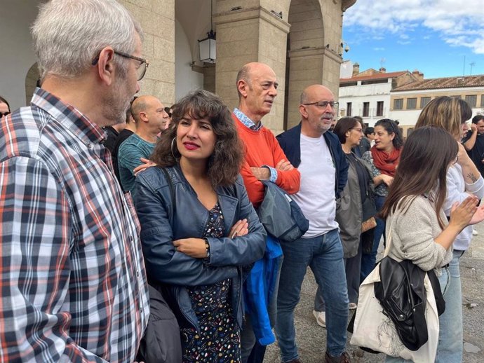 La portavoz de Unidas por Extremadura, Irene de Miguel, en la concentración 'La vivienda es un derecho, no un negocio' de este domingo en Cáceres