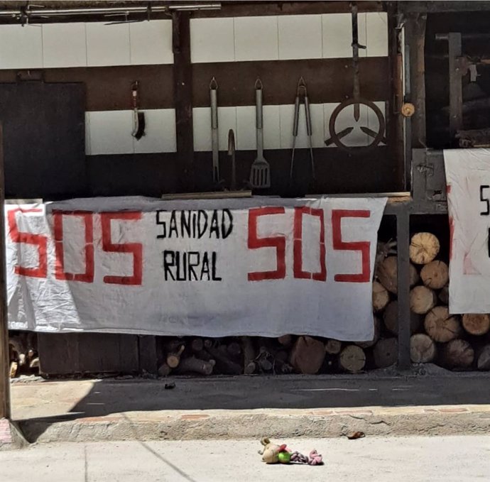 Una pancarta de SOS Sanidad Rural reclamando un mejor servicio y más medios para la sanidad pública en el medio rural.