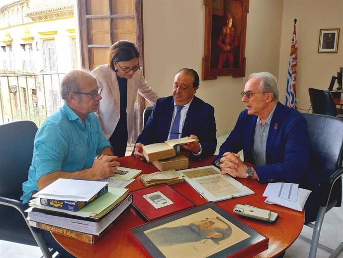 El delegado de Cultura, Fiestas, Patrimonio Histórico y Capitalidad Europea de la Cultura, Francisco Zurita, junto al presidente del Cine Club Popular de Jerez, José Luis Jiménez.