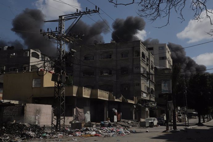 Archivo - JABALIYA REFUGEE CAMP, May 13, 2024  -- Smoke rises following Israeli strikes in Jabaliya refugee camp, northern Gaza Strip, on May 13, 2024. The Israeli army said on Monday that it has intensified its offensive from north to south in the Gaza S