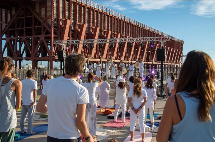 Celebración de la jornada de yoga y meditación en el parque de las Almabrabillas.