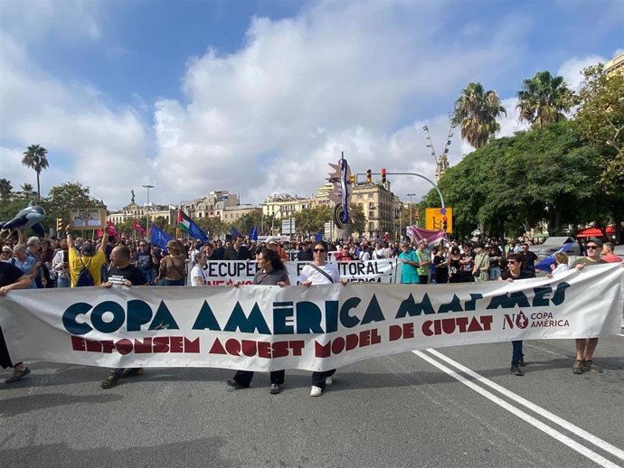 Unas 2.000 personas se manifiestan en contra de la Copa América en Barcelona
