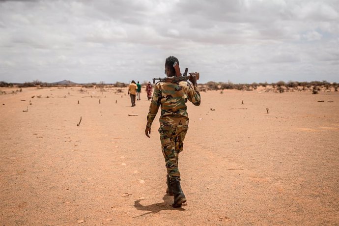 Archivo - April 14, 2022, Dollow, Jubaland, Somalia: A soldier walks through a camp for displaced people on the outskirts of Dollow, Jubaland.