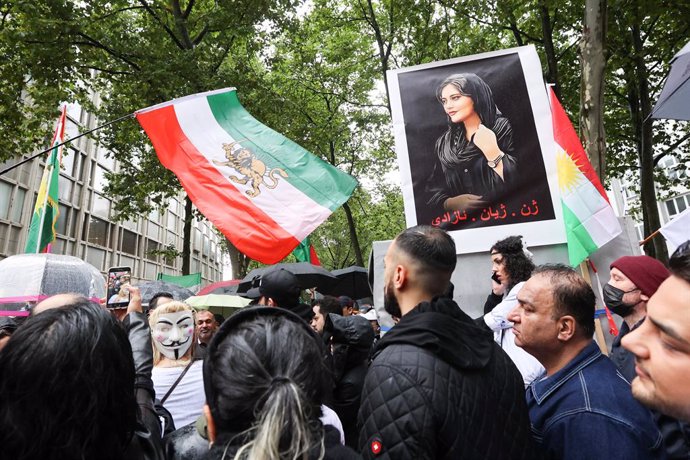 Archivo - 01 October 2022, Hamburg: A large picture of 22-year-old Mahsa Amini, who died last week in Iran after being arrested by the morality police, is seen during a demonstration against the political regime in Iran. Photo: Bodo Marks/dpa