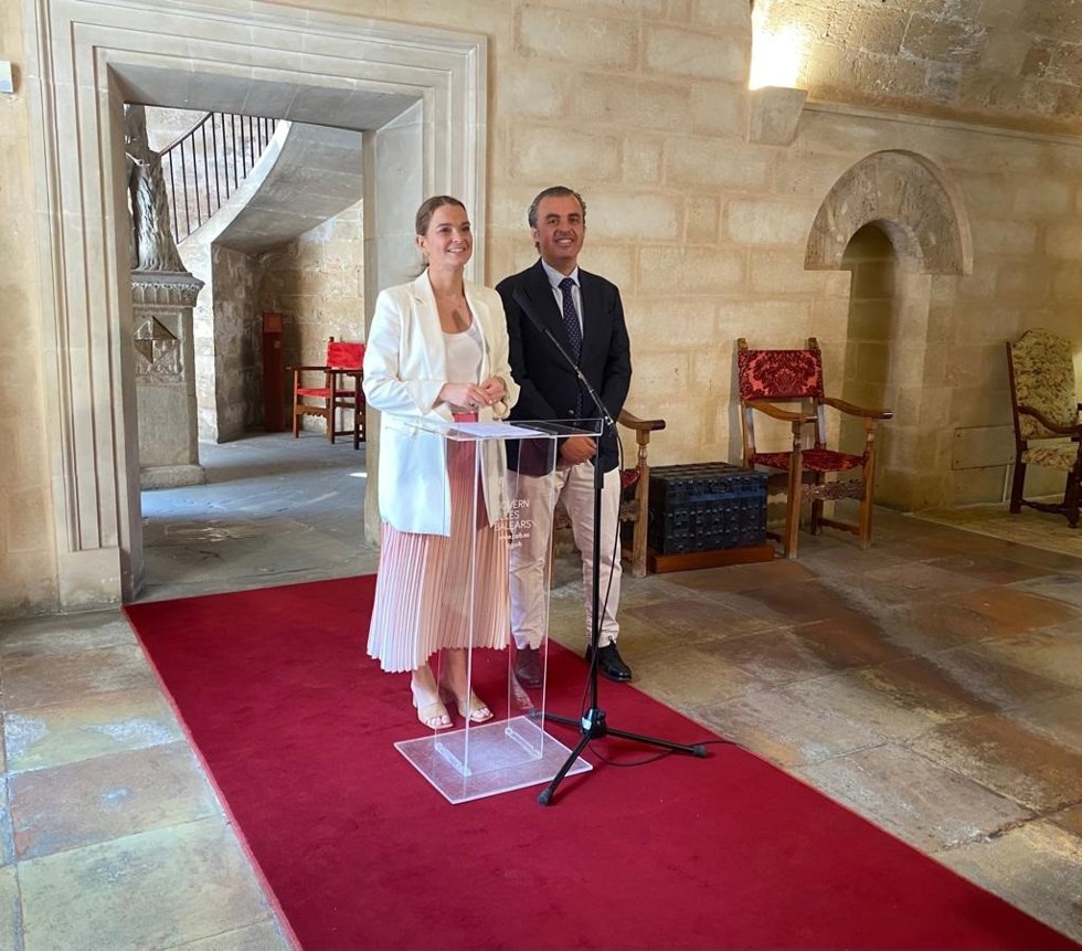 Archivo - La presidenta del Govern, Marga Prohens, y el conseller de Educación y Universidades, Antoni Vera.