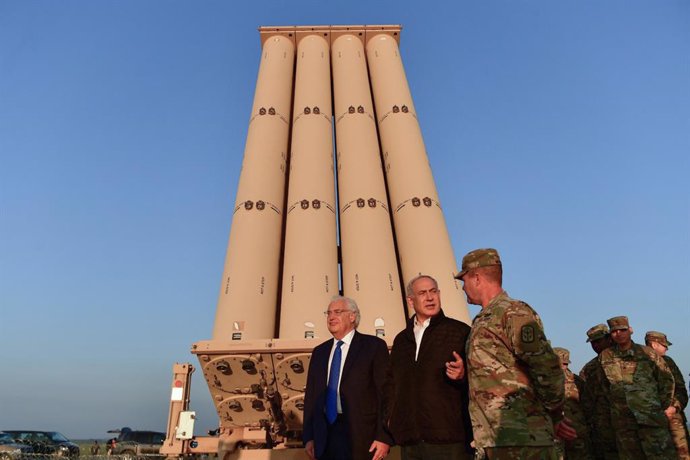 Archivo - HANDOUT - 06 March 2019, Israel, ---: Israeli Prime Minister Benjamin Netanyahu (C) and US Ambassador to Israel David Friedman (L) tour the deployment area for the US THAAD anti-missile that has been stationed in Israel. Photo: Kobi Gideon/GPO/d