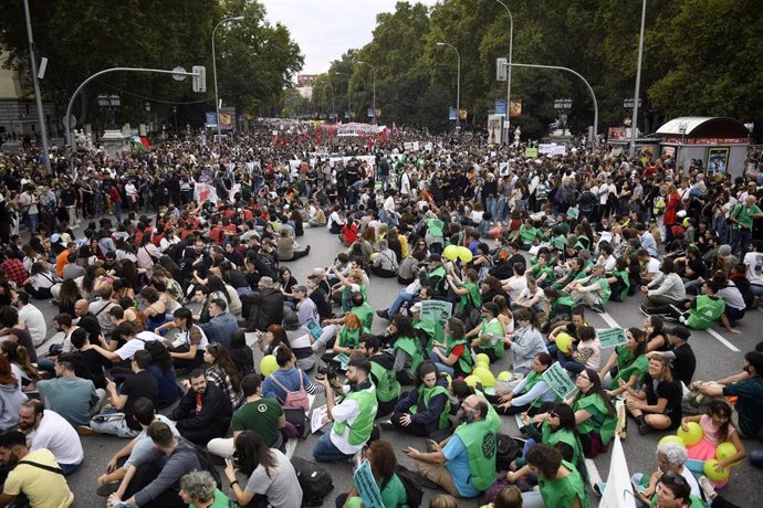 Miles de personas durante una manifestación para denunciar el precio de los alquileres, a 13 de octubre de 2024, en Madrid (España). 