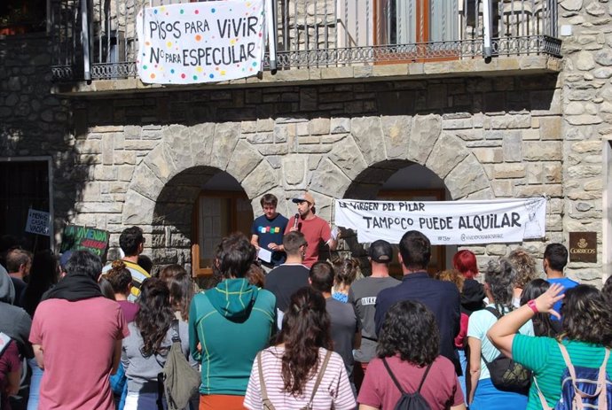 Concentración de Vivienda Digna Benasque por la vivienda asequible.