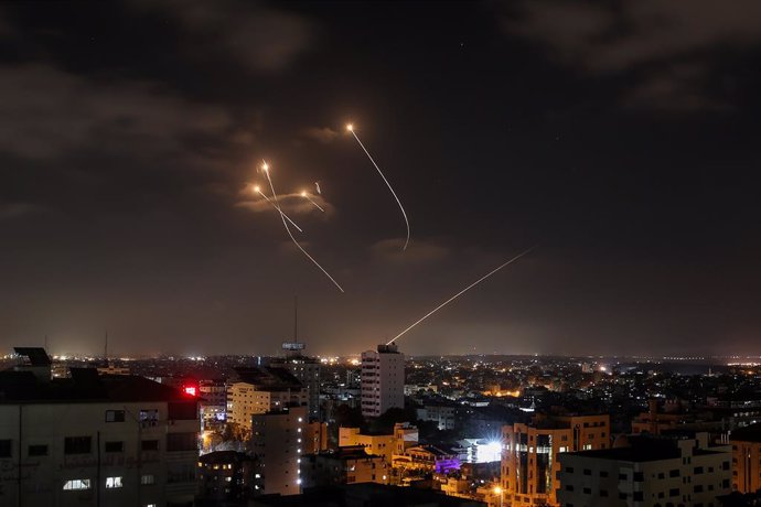 Archivo - May 13, 2023, Gaza city, Gaza Strip, Palestinian Territory: Rockets fired from Gaza towards Israel before before declaring a cease-fire on May 13, 2023. Israeli air strikes battered Gaza and militants fired rockets again on Saturday, as deadly f