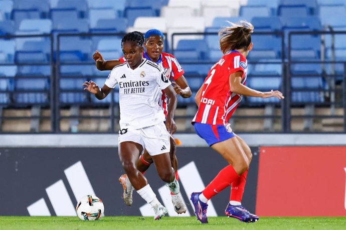 Linda Caicedo trata de marcharse de Rasheedat Ajibade y Ainhoa Moraza en el Real Madrid-Atlético de Madrid de la Liga F 2024-2025