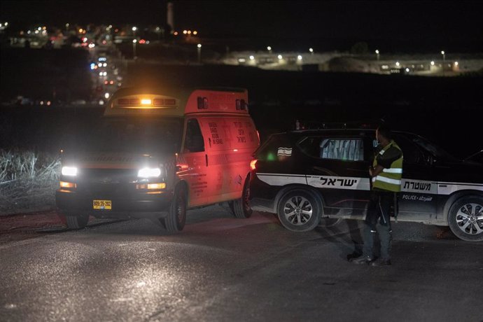 Ambulancias y coches de Policía tras un ataque de Hezbolá con un dron contra una base militar en Binyamina, Israel