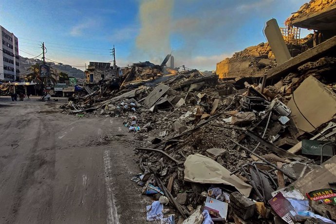 Escombros tras bombardeos israelíes en la ciudad libanesa de Nabatié (sur)