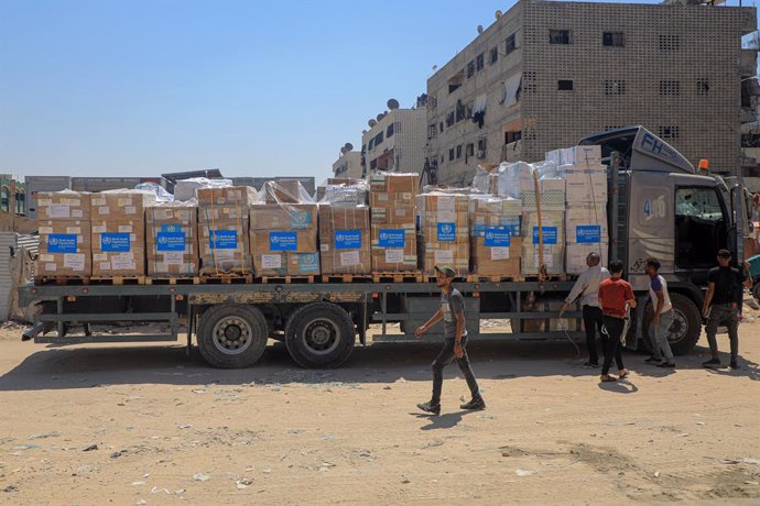 Archivo - GAZA, Aug. 7, 2024  -- People prepare to unload medical aid delivered by the World Health Organization (WHO) at Nasser Hospital in the southern Gaza Strip city of Khan Younis, on Aug. 7, 2024. A seemingly endless cycle of violence-induced displa