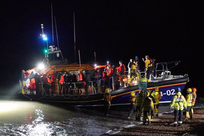 Archivo - 22 November 2023, United Kingdom, Dungeness: A group of people, believed to be migrants, are taken to Dungeness in Kent by a Royal National Lifeboat Institution (RNLI) lifeboat after an incident involving a small boat in the English Channel. Pho