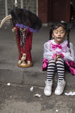 Archivo - Una imagen captada por Vidal Coy en la capital de México en los días en que se honra a la Santa Muerte.