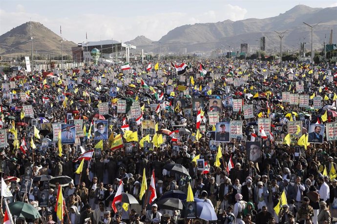 Manifestación de simpatizantes de los hutíes en Saná (Yemen) en apoyo a Hezbolá