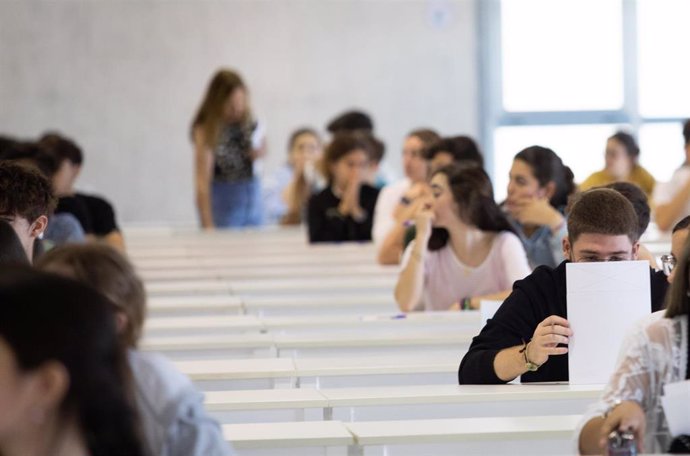 Archivo - Varios alumnos antes de comenzar uno de los exámenes de las pruebas de acceso a la universidad 2023, en la Universidad Pablo de Olavide (UPO) en la primera jornada de la PEvAU, a 13 de junio del 2023 en Sevilla, (Andalucía, España). (Foto de arc