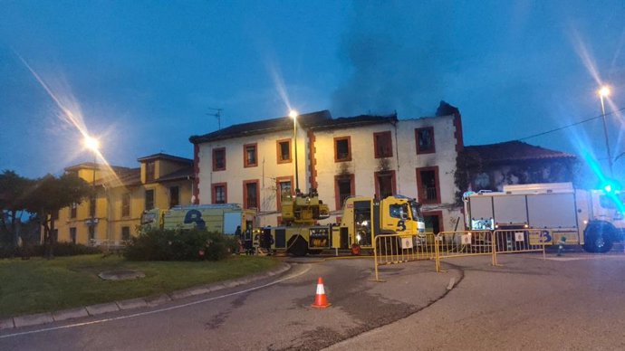 Efectivos del Servicio de Emergencias del Principado de Asturias trabajando en la extinción del incendio en Avilés