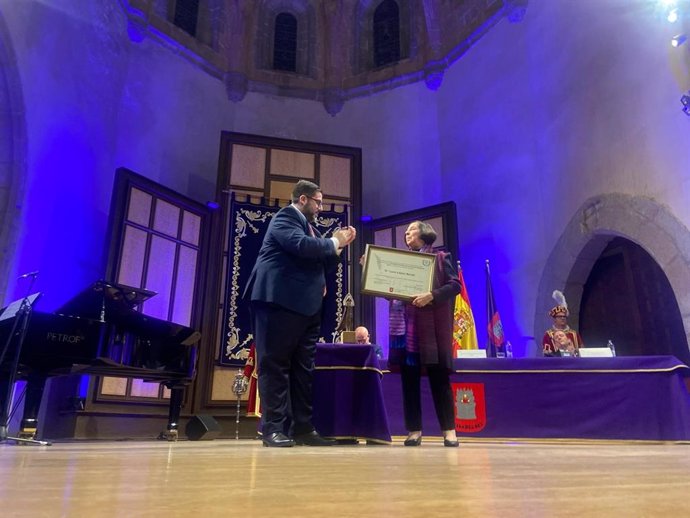 El alcalde de Ávila, Jesús Manul Sánchez Cabrera, entrega el premio de las Letras Teresa de Ávila a la escritora Luce López-Baralt.