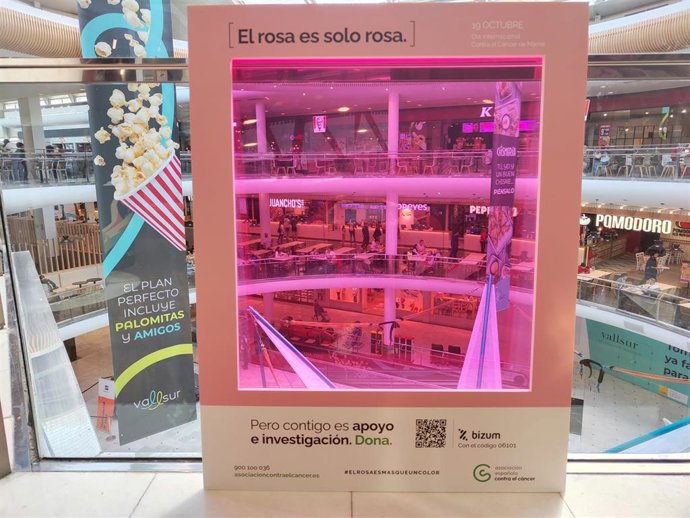 Filtro rosa de la campaña de la AECC #ElRosaEsMásQueUnColor en el centro comercial Vallsur.