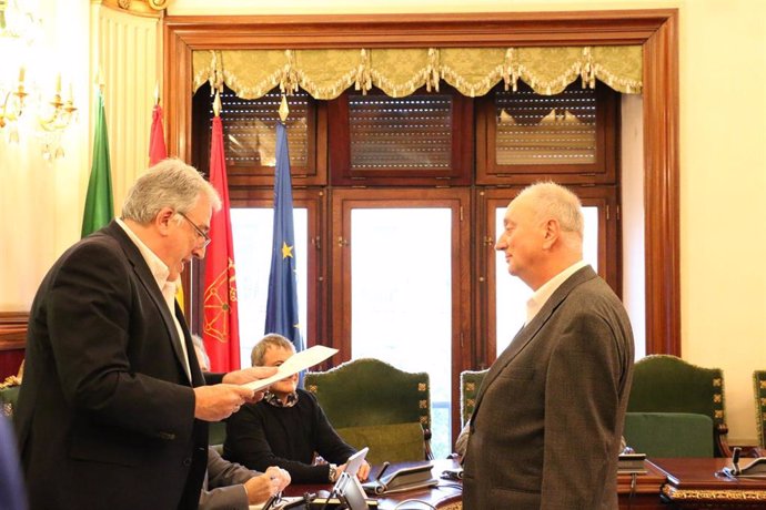 Imagen del acto de toma de posesión de Javier Leoz como concejal del Ayuntamiento de Pamplona en sustitución de Koldo Martínez