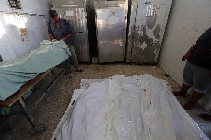 Archivo - 21 August 2024, Palestinian Territories, Deir Al-Balah: Palestinians who killed in an Israeli attack, are brought to the al-Aqsa Martyrs Hospital for burial in Deir al-Balah. Photo: Omar Ashtawy/APA Images via ZUMA Press Wire/dpa