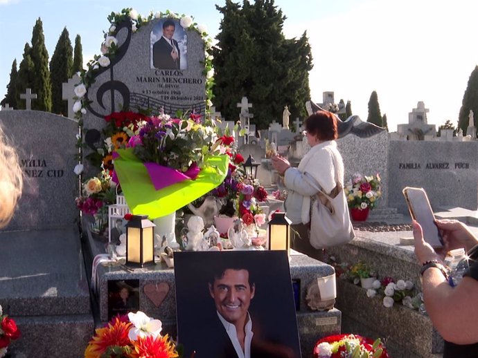 Homenaje a Carlos Marín 'Il Divo' en el cementerio de La Almudena el día que hubiese cumplido 56 años