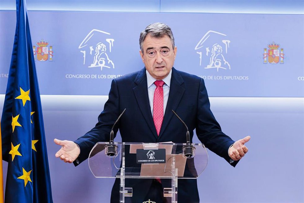 El portavoz del PNV en el Congreso, Aitor Esteban, durante una rueda de prensa anterior a la Junta de Portavoces, en el Congreso de los Diputados, a 24 de septiembre de 2024, en Madrid (España).