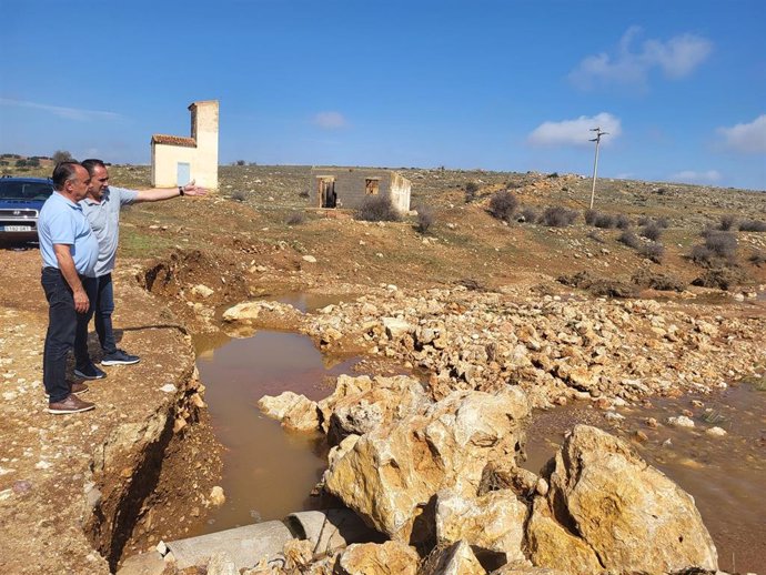 Samper durante su visita a Odón para conocer los daños producidos por las tormentas