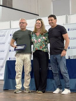 El periodista Sebastián Quintana recibe un reconocimiento durante el Congreso Internacional de Salvamento Acuático y Socorrismo en la Universidad Atlántida de Argentina