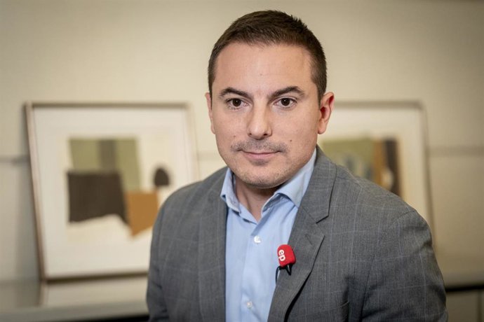 El secretario general del PSOE-M, Juan Lobato, durante una entrevista para Europa Press, en el Senado.