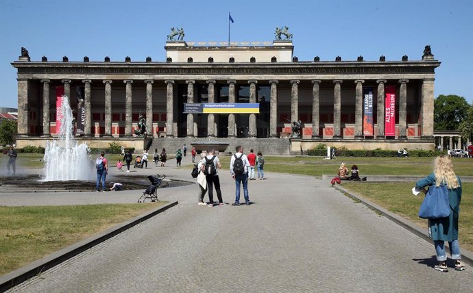 Archivo - 09 May 2022, Berlin: Tourists visit the Lustgarten Gate in Berlin Mitte district. Photo: Wolfgang Kumm/dpa