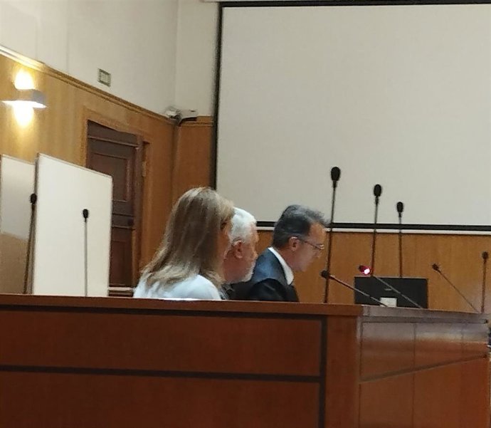 La pareja condenda, junto a su letrado defensor, en la vista de conformidad celebrada en la Audiencia de Valladolid.