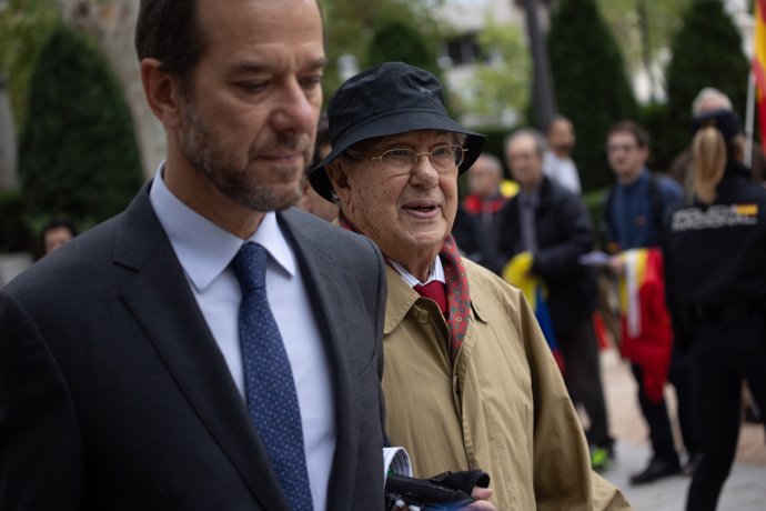 El ex embajador, Raúl Morodo(1d) y su hijo, Alejo Morodo(1i),  a su llegada a la sede de la Audiencia Nacional, a 14 de octubre de 2024, en Madrid (España).