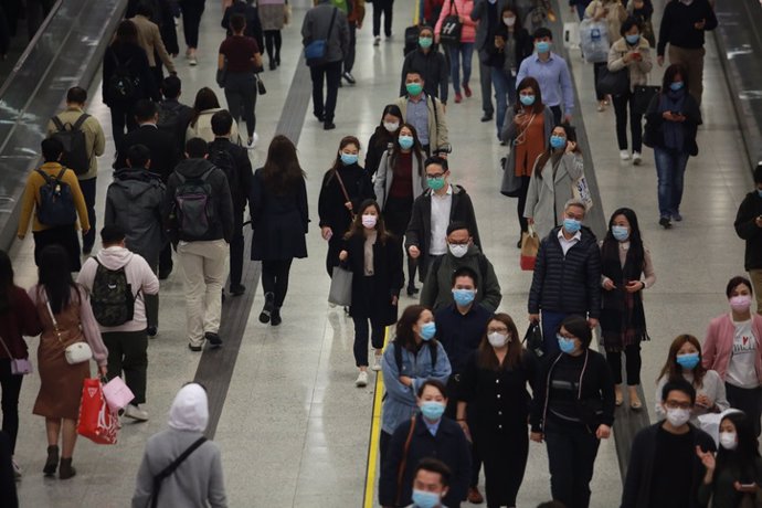 Archivo - Imagen de archivo de gente en el metro con mascarilla.