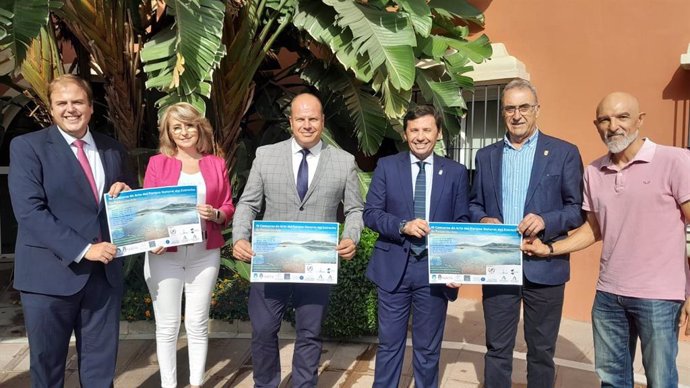 El subdelegado de la Junta de Andalucía en el Campo de Gibraltar, Javier Ros, el delegado territorial de Sostenibilidad y Medio Ambiente, Óscar Curtido, el alcalde de Tarifa, José Santos, presentan concurso de arte del Parque del Estrecho.