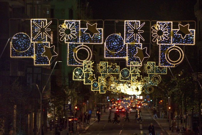 Archivo - Decoraciones y luces de Navidad durante el encendido de las luces de Navidad de Barcelona, en Barcelona, Cataluña (España). 