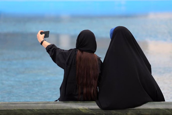 Archivo - Unas mujeres se sacan una foto en Teherán, Irán