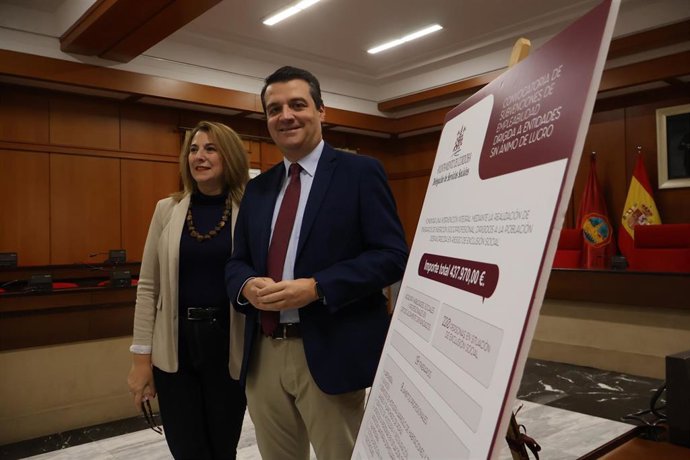 El alcalde de Córdoba, José María Bellido, y la delegada de Servicios Sociales, Eva Contador.