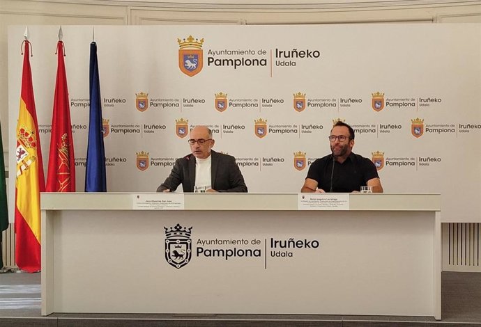 El concejal delegado del Gobierno Estratégico, Urbanismo, Vivienda y Agenda 2030 del Ayuntamiento de Pamplona, Joxe Abaurrea, y el concejal delegado de Ciudad Habitable y Sostenible, Borja Izagirre