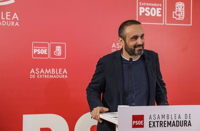 Archivo - El diputado autonómico del PSOE Eduardo Béjar en rueda de prensa