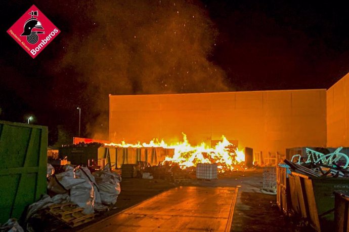 Controlado un incendio en un almacén de chatarra en Pedreguer (Alicante).