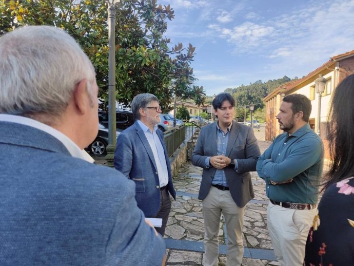 Archivo - El consejero de Ciencia, Empresas, Formación y Empleo, Borja Sánchez, y el director de Empresas, Pymes y Emprendedores, Ignacio Iglesias, presentan en Illas la primera convocatoria de tarifa rural, acompañados por el alcalde, Alberto Tirador.