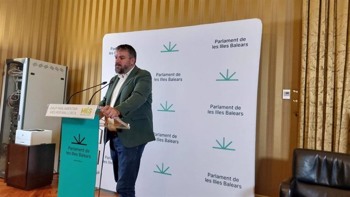 El portavoz de MÉS per Mallorca, Lluís Apesteguia, en rueda de prensa.