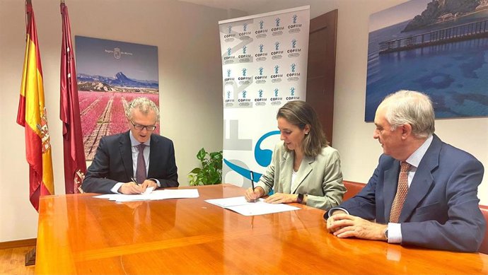 La presidenta del Colegio de Farmacéuticos, Paula Payá, y el Consejero de Salud, Juan José Pedreño, firman el acuerdo