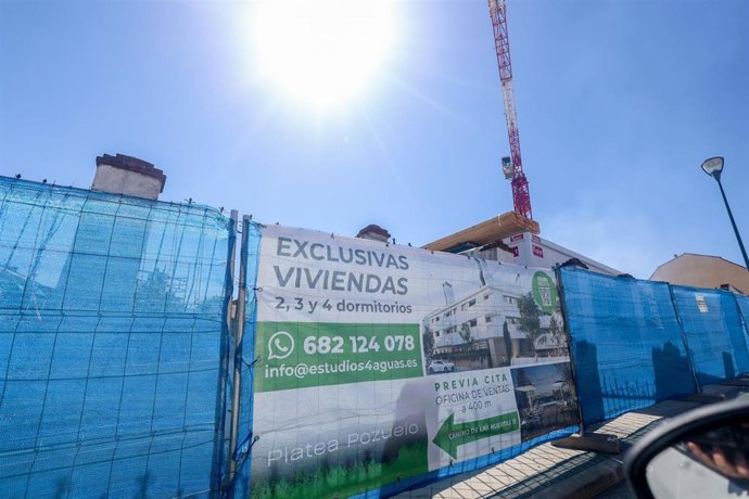 Archivo - Viviendas en construcción, a 10 de septiembre de 2024, en Madrid (España). 