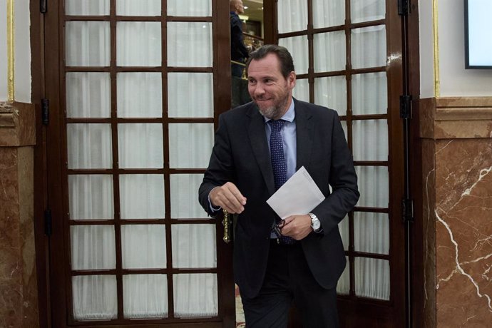 El ministro de Transportes, Óscar Puente, sale de una sesión plenaria, en el Congreso de los Diputados, a 9 de octubre de 2024, en Madrid (España). Durante la sesión de control, el presidente del Gobierno ha hablado sobre la política migratoria del Ejecut